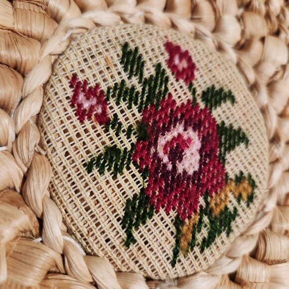 Vintage 1980s Rafia Woven Needlepoint Trivets With Floral Design Set Of 2 Cottag - Picture 2 of 6